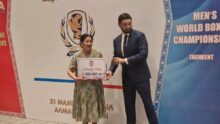 Родители призеров ЧМ по боксу получили 2 млн тенге от Кенеса Ракишева (фото)