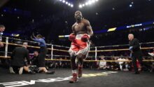 <p>Кроуфорд победил Аванесяна, чтобы сохранить свой чемпионат WBO.</p>