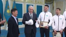 Президенту Казахстана вручили боксерские перчатки (видео)