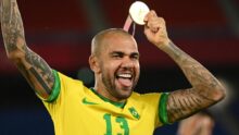 Дани Алвес, футболист с наибольшим количеством титулов, подвергается судебному преследованию по обвинению в сексуальном насилии