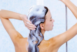 Ежедневное мытье волос шампунем: польза или вред для кожи головы?