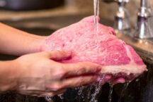 Мыть или не мыть: Гастроэнтеролог предупреждает об опасности при приготовлении мяса