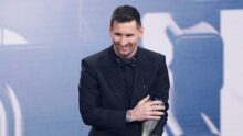 <p> Месси становится игроком года по версии ФИФА </p>