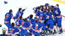 Молодежная сборная США по хоккею становится чемпионом мира